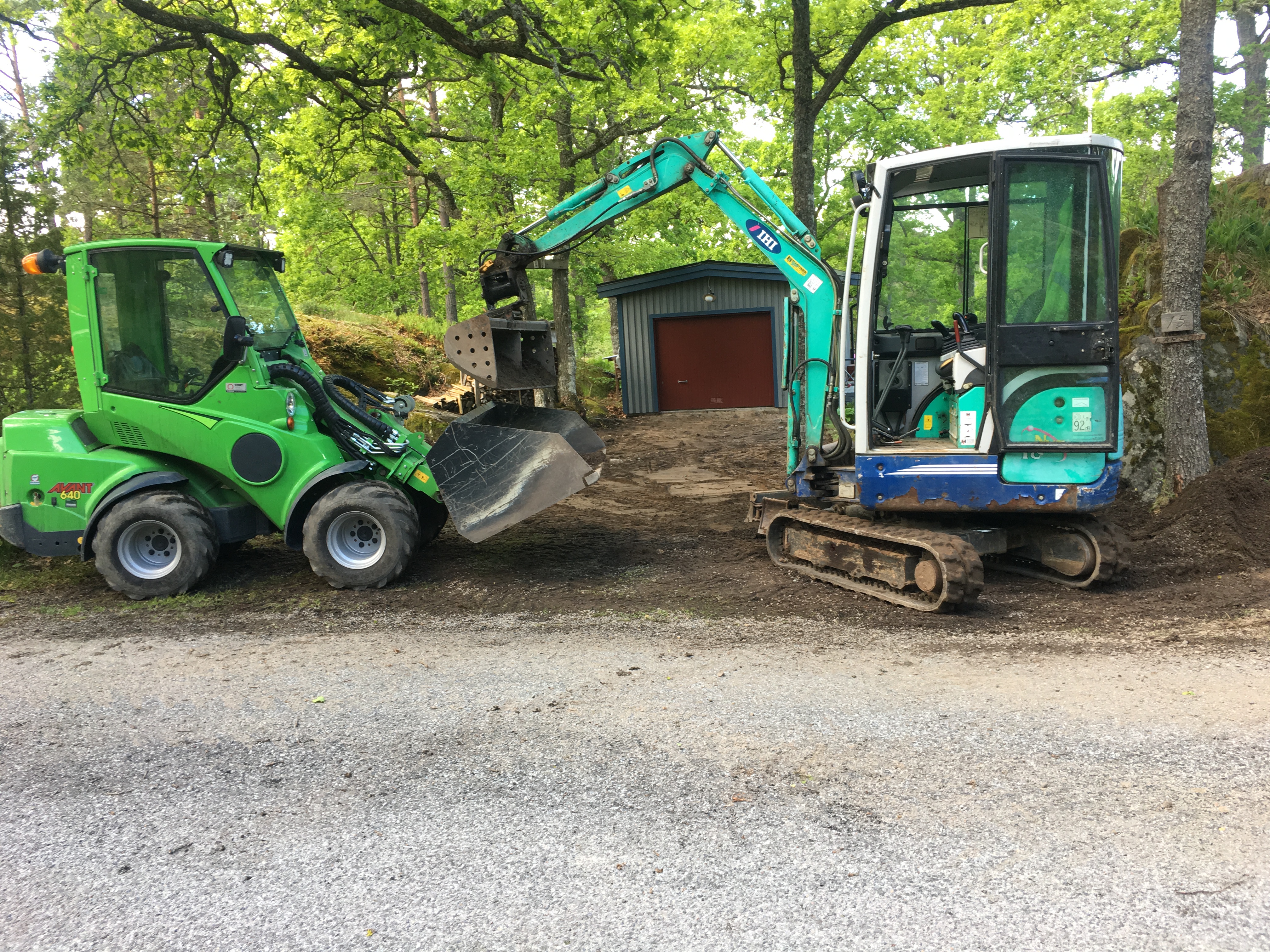 Avant till vänster och grävmaskin till höger